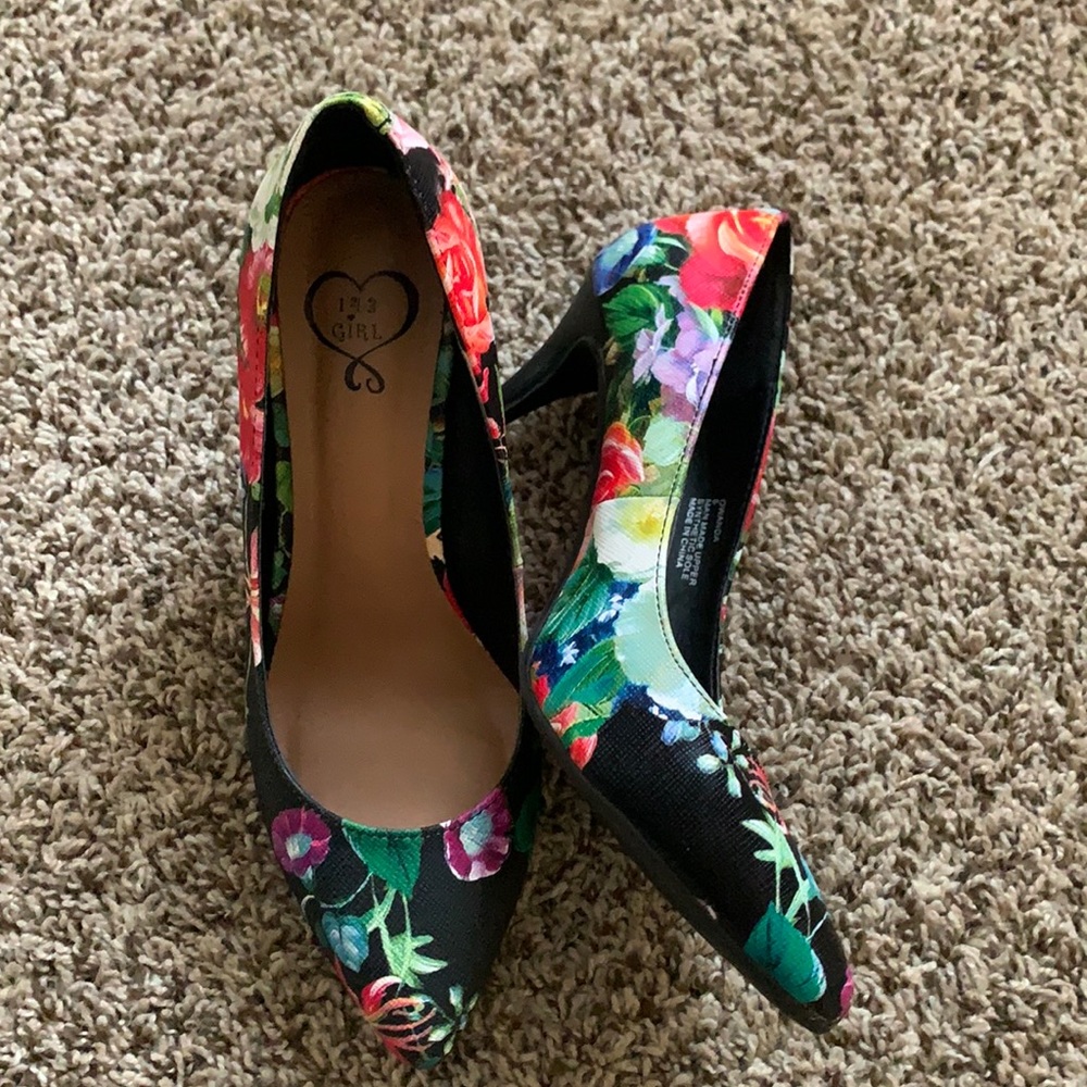 I cant use high hills no more, size 6, 143 girl, used twice, flowers printed